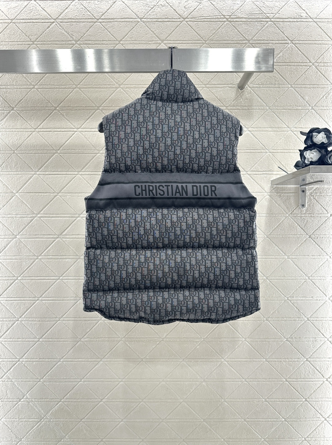 ♥Dio*♥2025新品上架 立领提花羽绒马甲定制YB提花材质，羽绒填充内里，整件轻盈保暖，立领时尚马甲