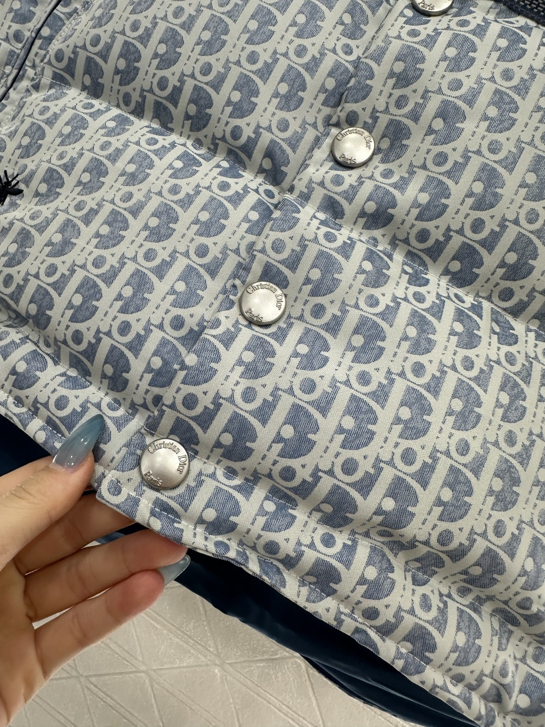 ♥Dio*♥2025新品上架 立领提花羽绒马甲定制YB提花材质，羽绒填充内里，整件轻盈保暖，立领时尚马甲