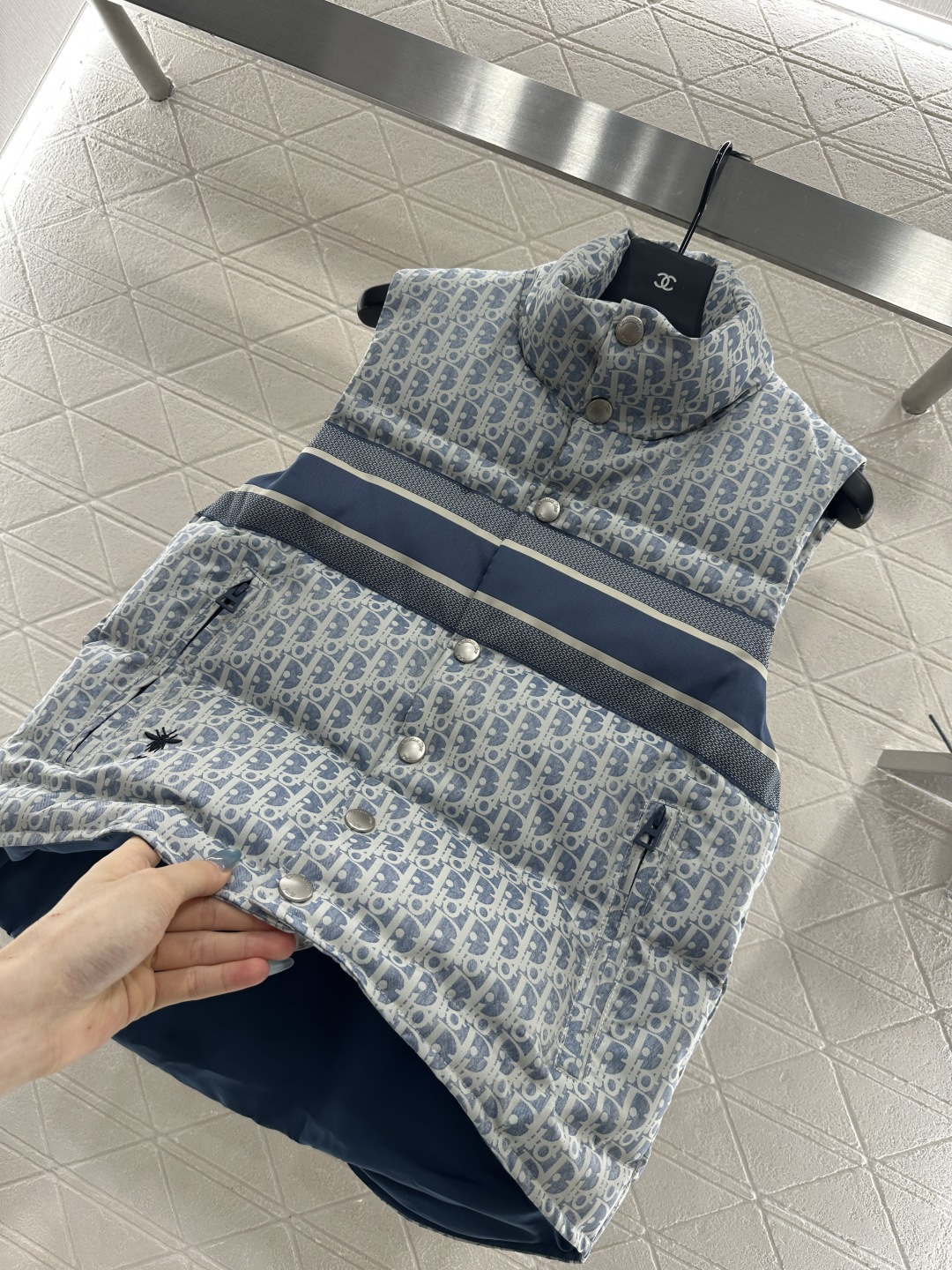 ♥Dio*♥2025新品上架 立领提花羽绒马甲定制YB提花材质，羽绒填充内里，整件轻盈保暖，立领时尚马甲