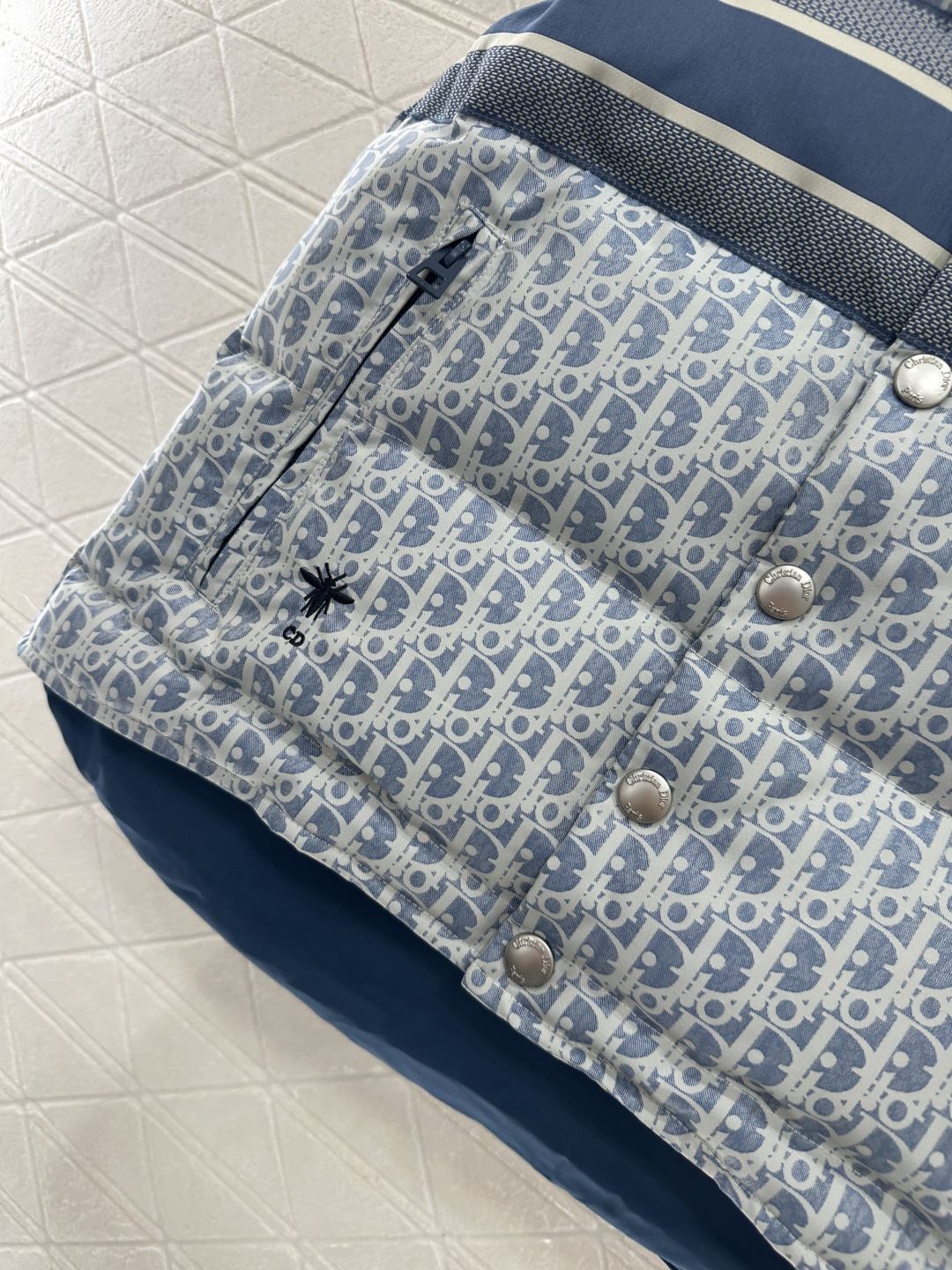 ♥Dio*♥2025新品上架 立领提花羽绒马甲定制YB提花材质，羽绒填充内里，整件轻盈保暖，立领时尚马甲