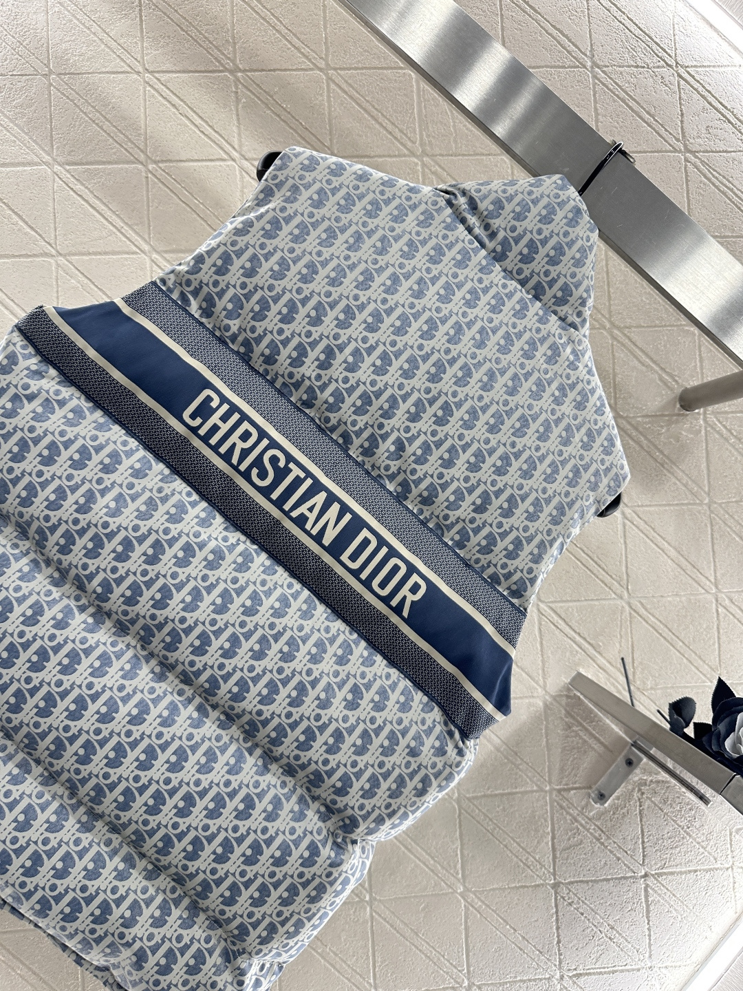 ♥Dio*♥2025新品上架 立领提花羽绒马甲定制YB提花材质，羽绒填充内里，整件轻盈保暖，立领时尚马甲