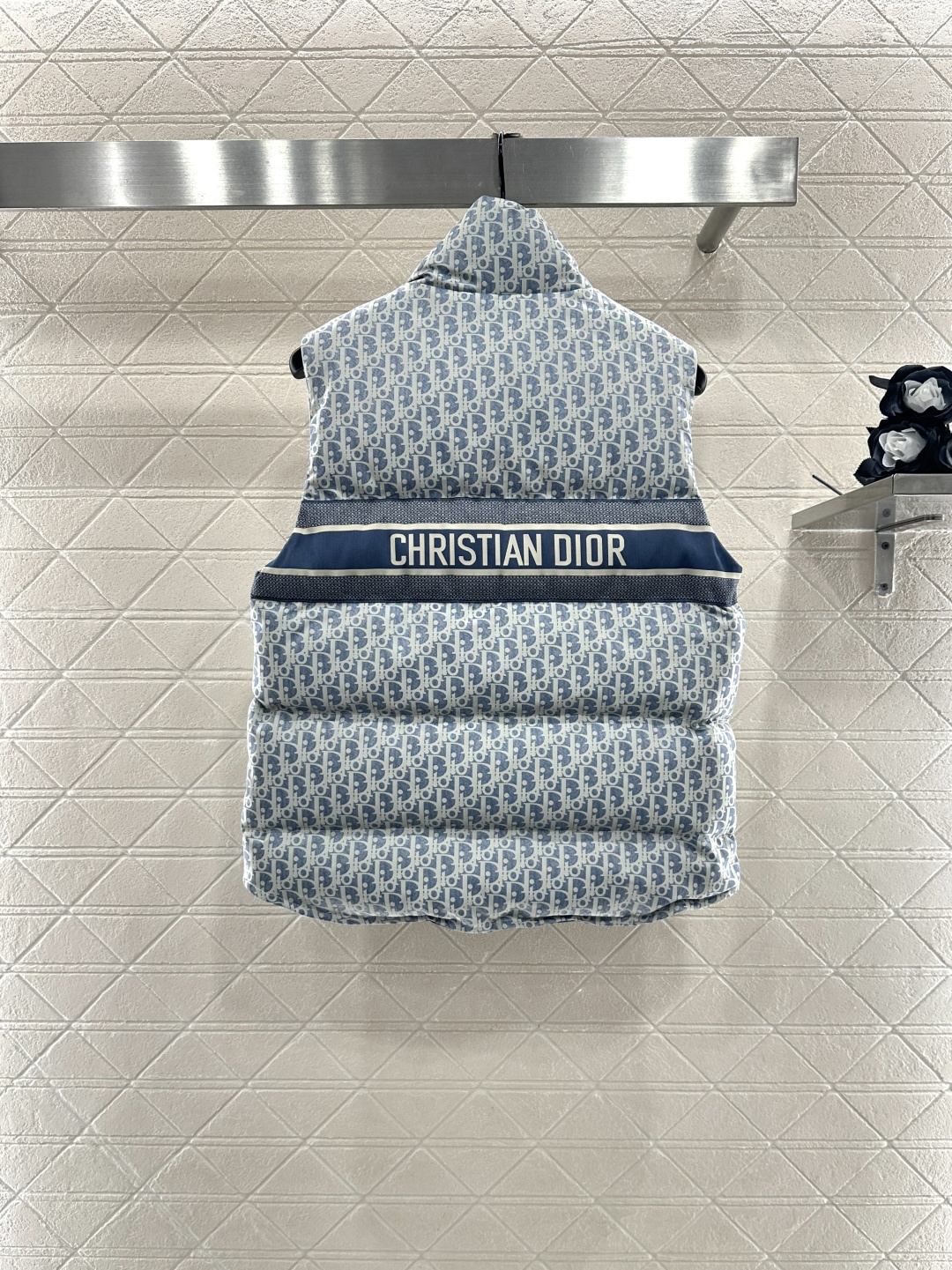 ♥Dio*♥2025新品上架 立领提花羽绒马甲定制YB提花材质，羽绒填充内里，整件轻盈保暖，立领时尚马甲