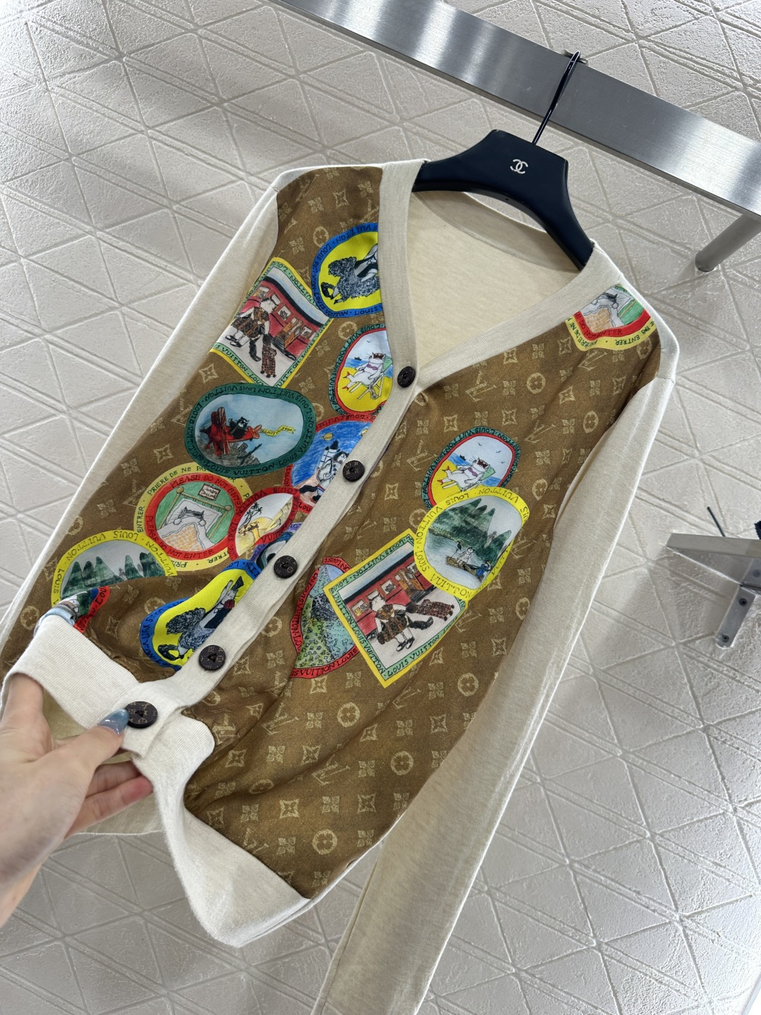 ♥Louis Vuitto*♥2025新品上架 印花拼接针织开衫前幅饰以进口斜纹稠材质，后幅羊毛针织材质