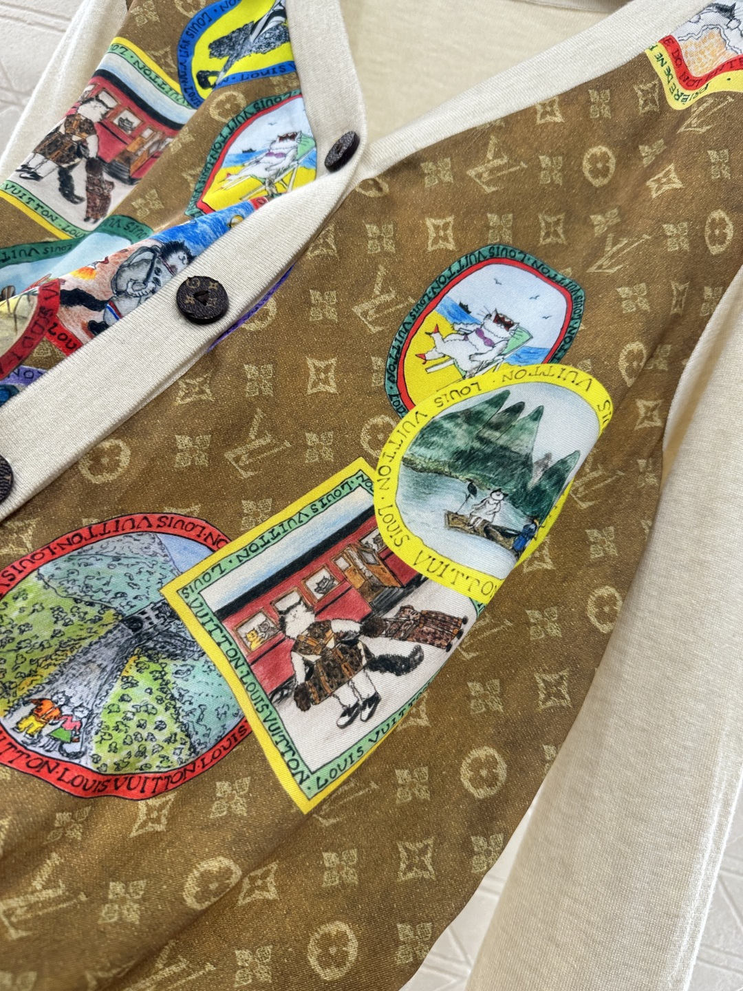 ♥Louis Vuitto*♥2025新品上架 印花拼接针织开衫前幅饰以进口斜纹稠材质，后幅羊毛针织材质