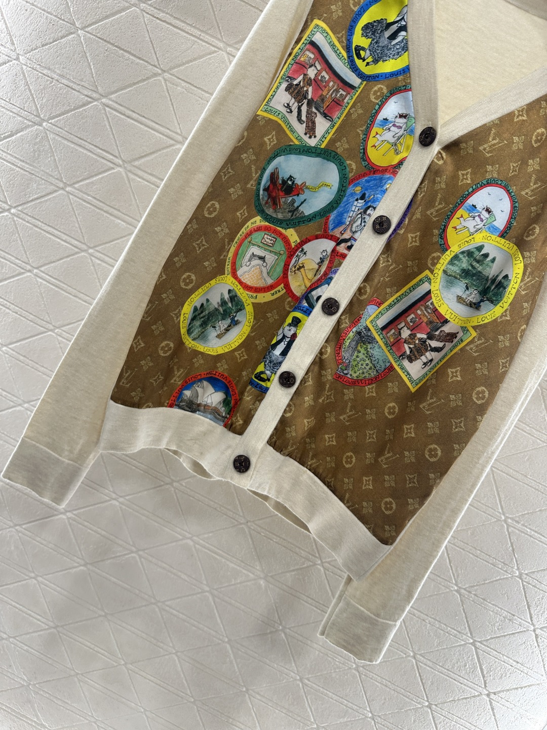 ♥Louis Vuitto*♥2025新品上架 印花拼接针织开衫前幅饰以进口斜纹稠材质，后幅羊毛针织材质