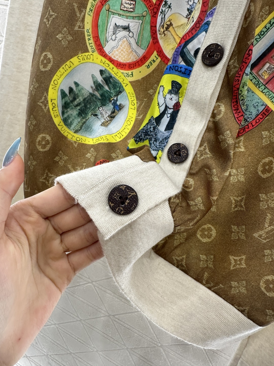 ♥Louis Vuitto*♥2025新品上架 印花拼接针织开衫前幅饰以进口斜纹稠材质，后幅羊毛针织材质