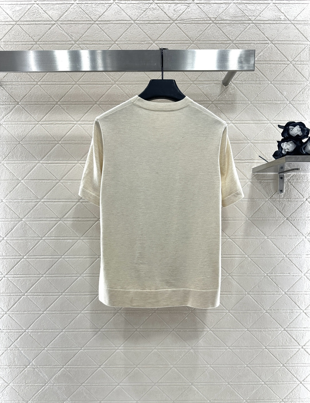 ♥Louis Vuitto*♥2025新品上架 徽章印花拼接上衣前幅饰以进口斜纹稠材质，后幅羊毛针织材质