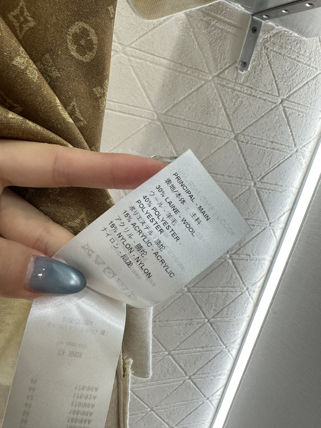 ♥Louis Vuitto*♥2025新品上架 徽章印花拼接上衣前幅饰以进口斜纹稠材质，后幅羊毛针织材质