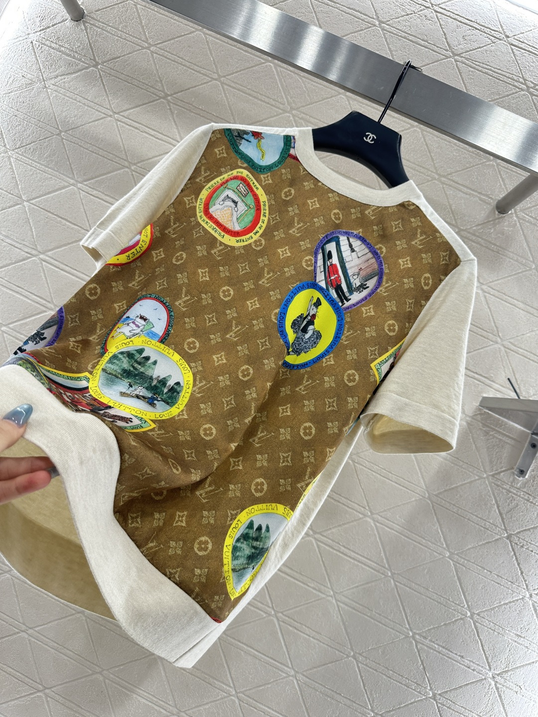 ♥Louis Vuitto*♥2025新品上架 徽章印花拼接上衣前幅饰以进口斜纹稠材质，后幅羊毛针织材质