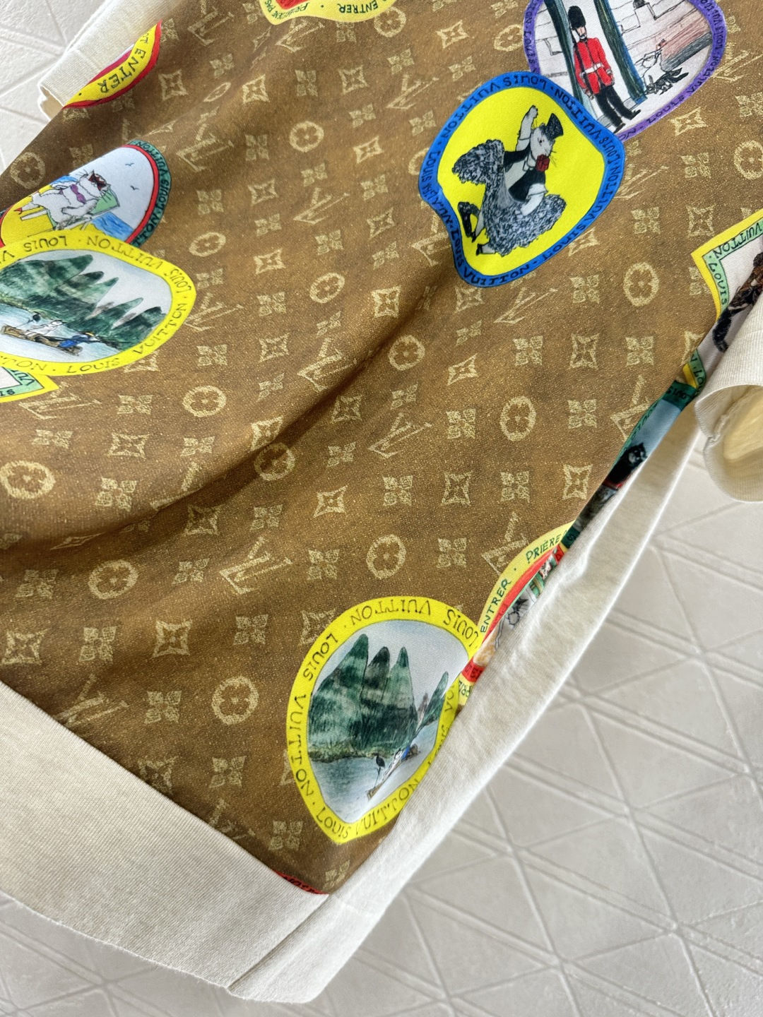 ♥Louis Vuitto*♥2025新品上架 徽章印花拼接上衣前幅饰以进口斜纹稠材质，后幅羊毛针织材质