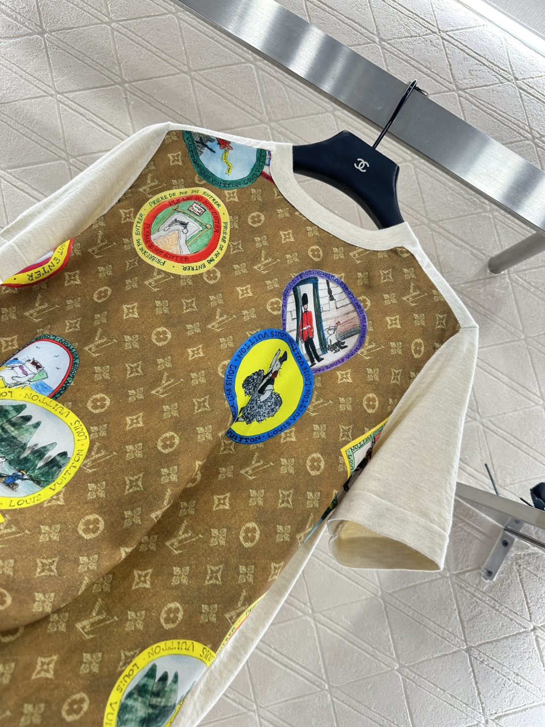 ♥Louis Vuitto*♥2025新品上架 徽章印花拼接上衣前幅饰以进口斜纹稠材质，后幅羊毛针织材质