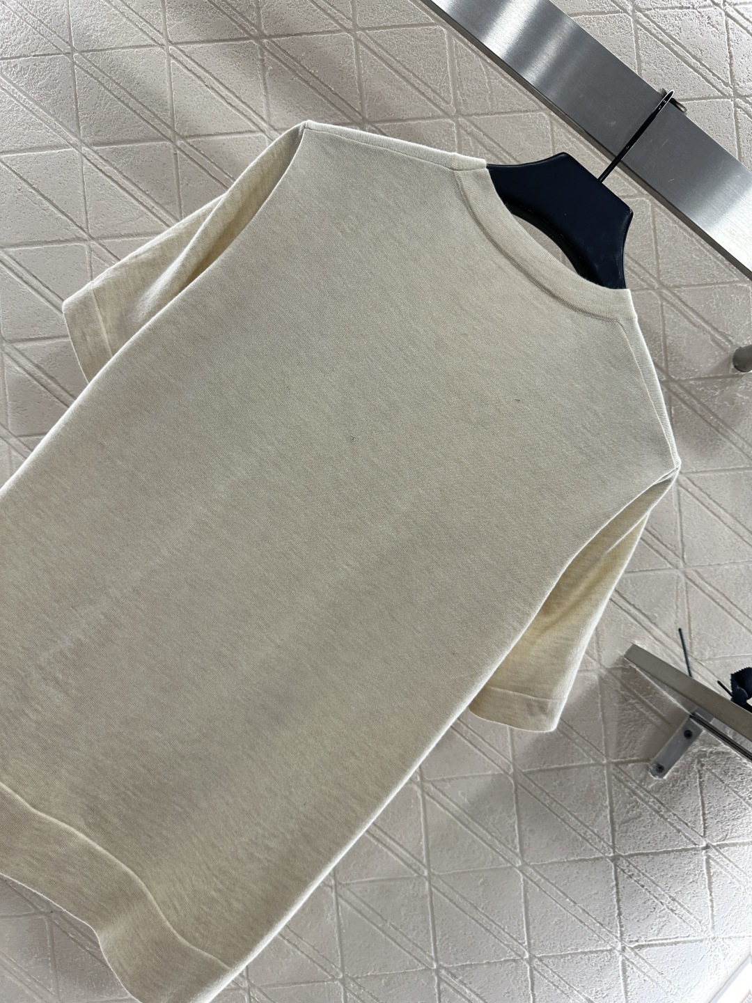 ♥Louis Vuitto*♥2025新品上架 徽章印花拼接上衣前幅饰以进口斜纹稠材质，后幅羊毛针织材质