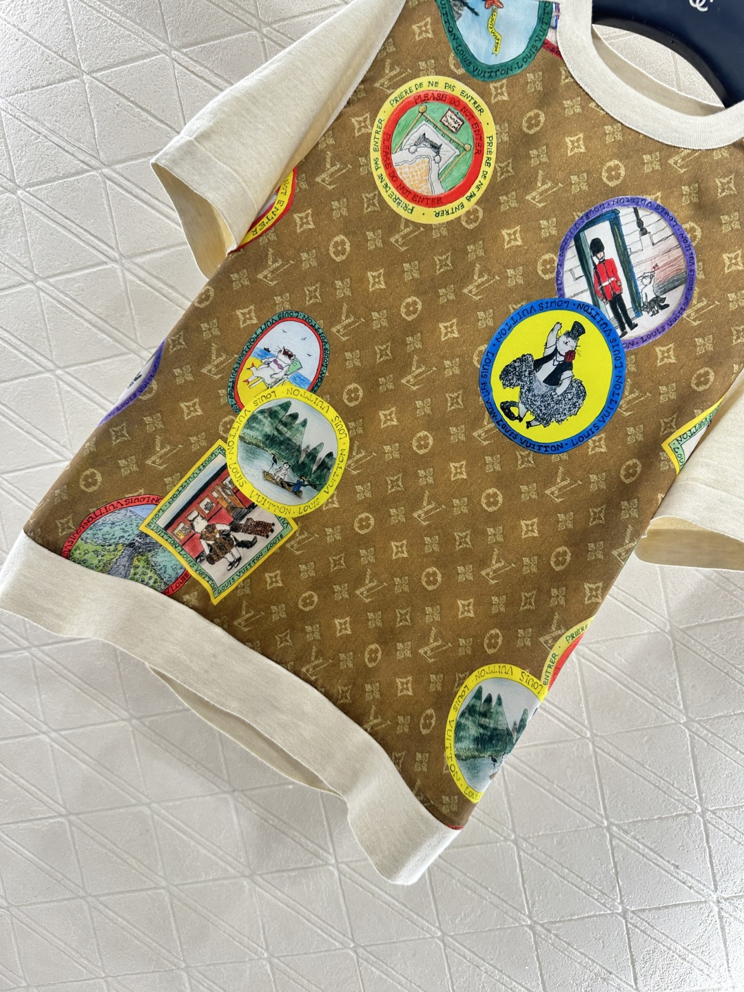 ♥Louis Vuitto*♥2025新品上架 徽章印花拼接上衣前幅饰以进口斜纹稠材质，后幅羊毛针织材质