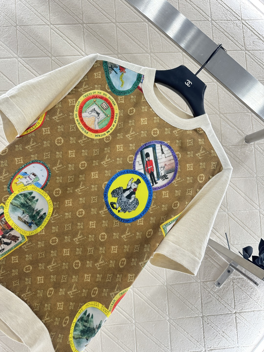 ♥Louis Vuitto*♥2025新品上架 徽章印花拼接上衣前幅饰以进口斜纹稠材质，后幅羊毛针织材质