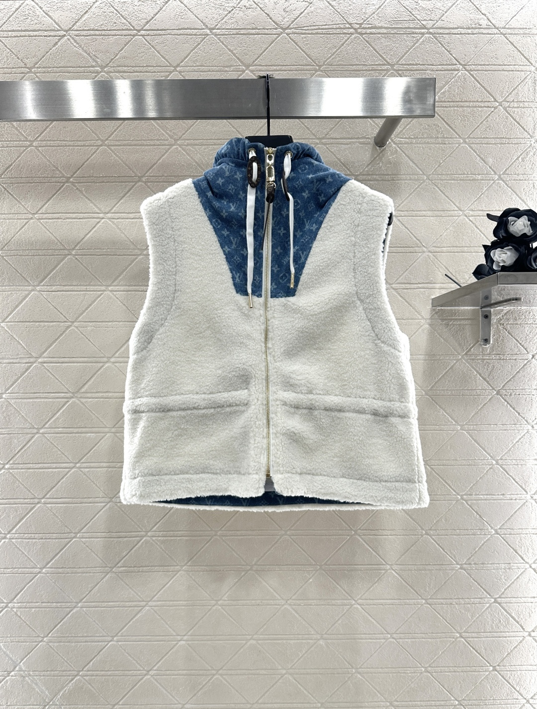 ♥Louis Vuitto♥2025新品上架 泰迪拼接牛仔拉链马甲大身饰以泰迪毛绒材质，质感柔软舒适，环