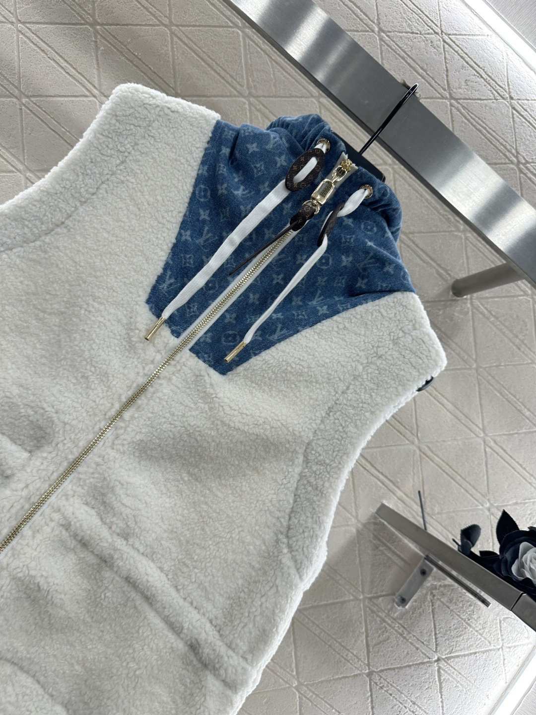 ♥Louis Vuitto♥2025新品上架 泰迪拼接牛仔拉链马甲大身饰以泰迪毛绒材质，质感柔软舒适，环