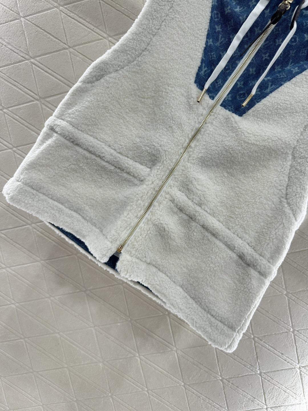 ♥Louis Vuitto♥2025新品上架 泰迪拼接牛仔拉链马甲大身饰以泰迪毛绒材质，质感柔软舒适，环