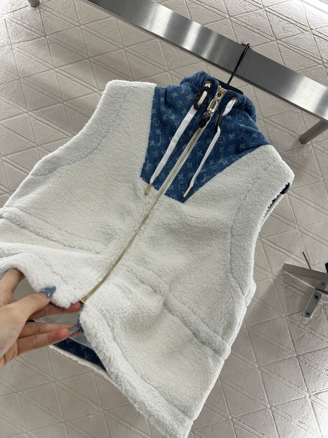 ♥Louis Vuitto♥2025新品上架 泰迪拼接牛仔拉链马甲大身饰以泰迪毛绒材质，质感柔软舒适，环