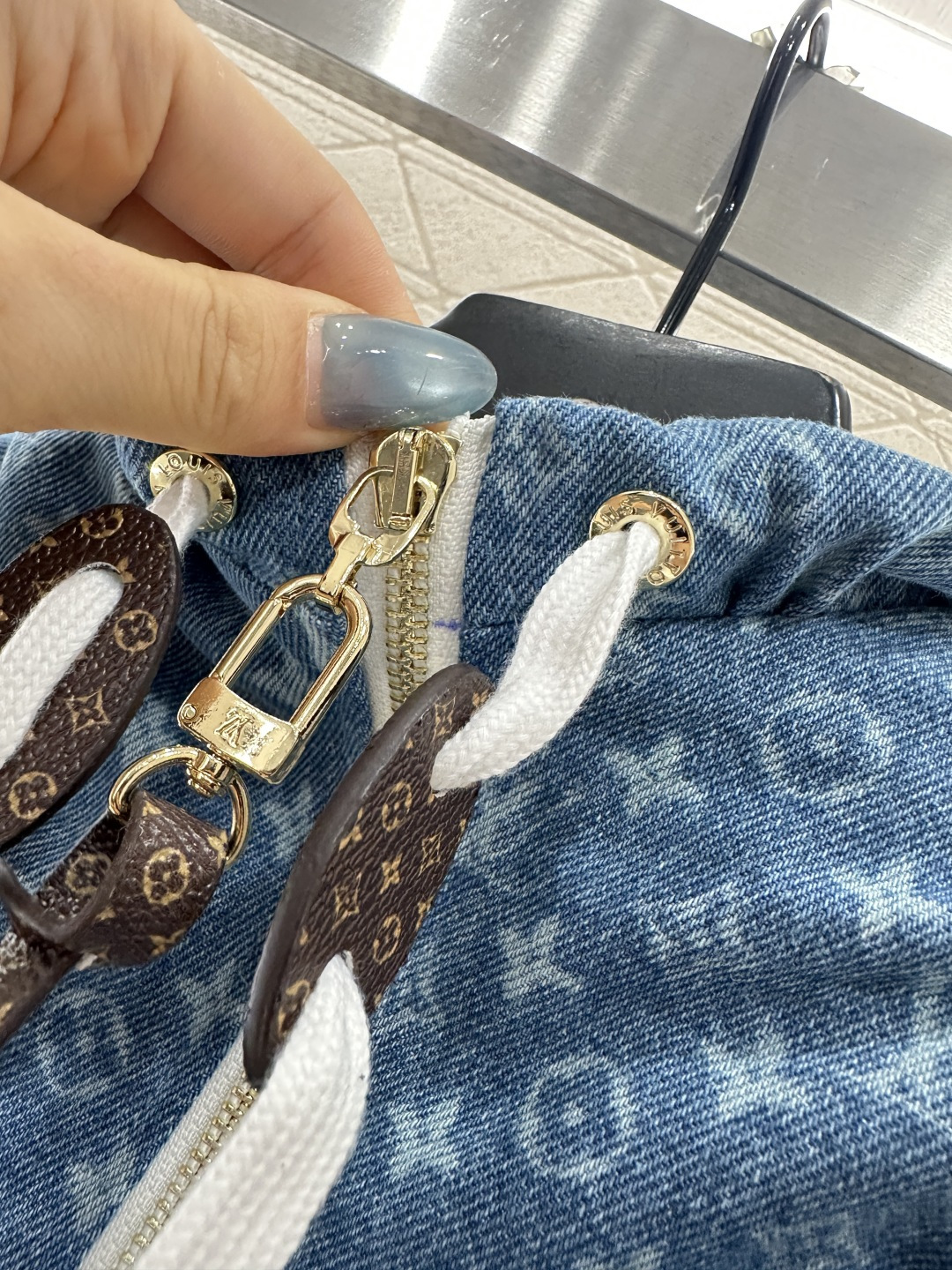 ♥Louis Vuitto♥2025新品上架 泰迪拼接牛仔拉链马甲大身饰以泰迪毛绒材质，质感柔软舒适，环