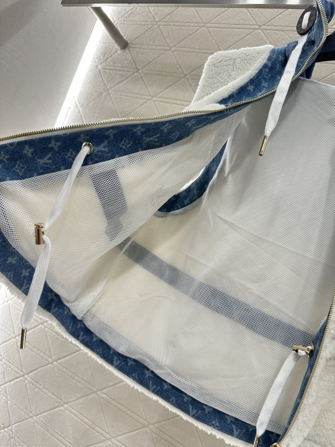 ♥Louis Vuitto♥2025新品上架 泰迪拼接牛仔拉链马甲大身饰以泰迪毛绒材质，质感柔软舒适，环