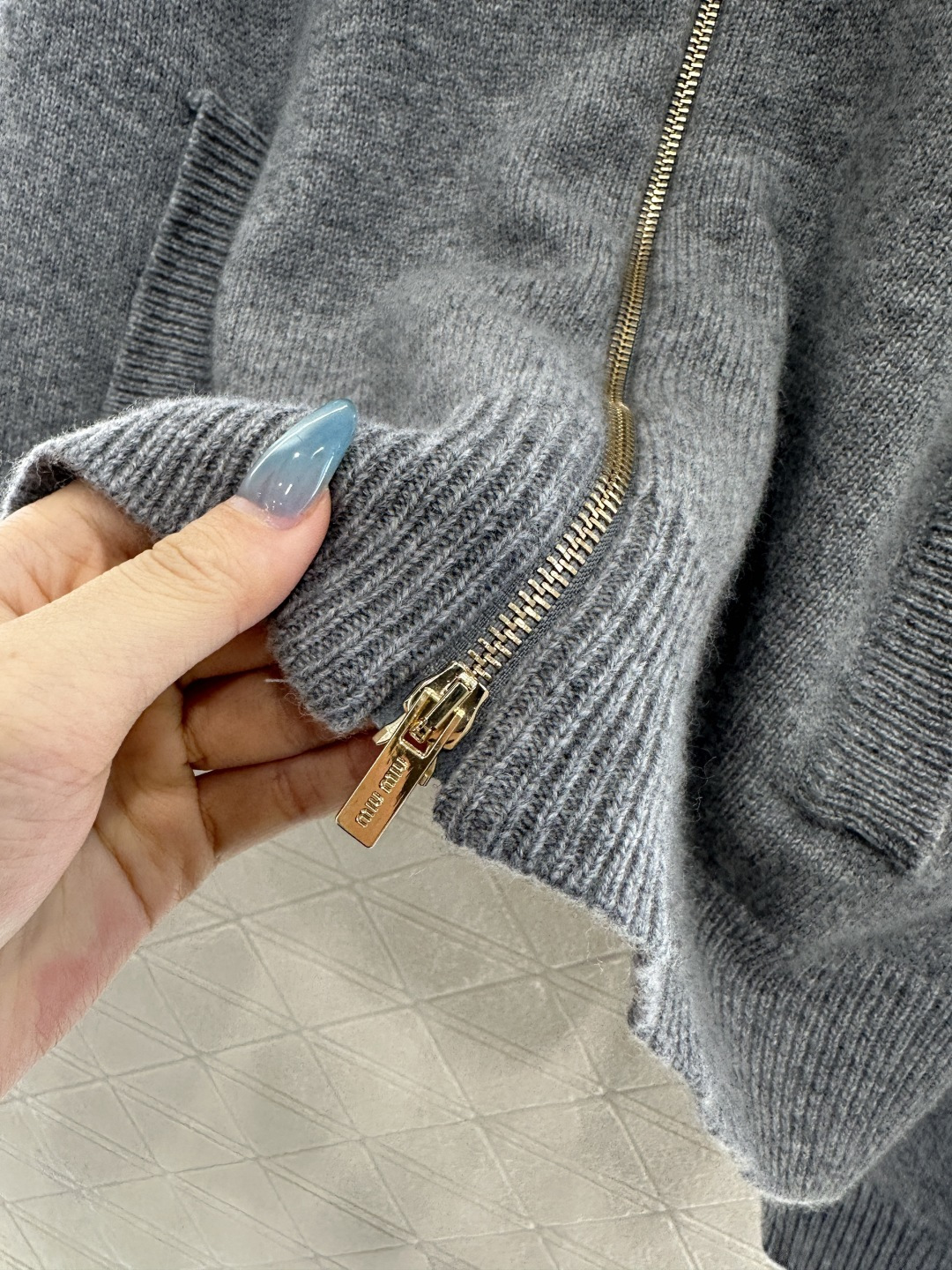 ♥Miumi*♥2025新品上架 翻领针织开衫定制YB羊绒羊毛纱线织造，细腻柔软，弹力十足 ，精致翻领拉