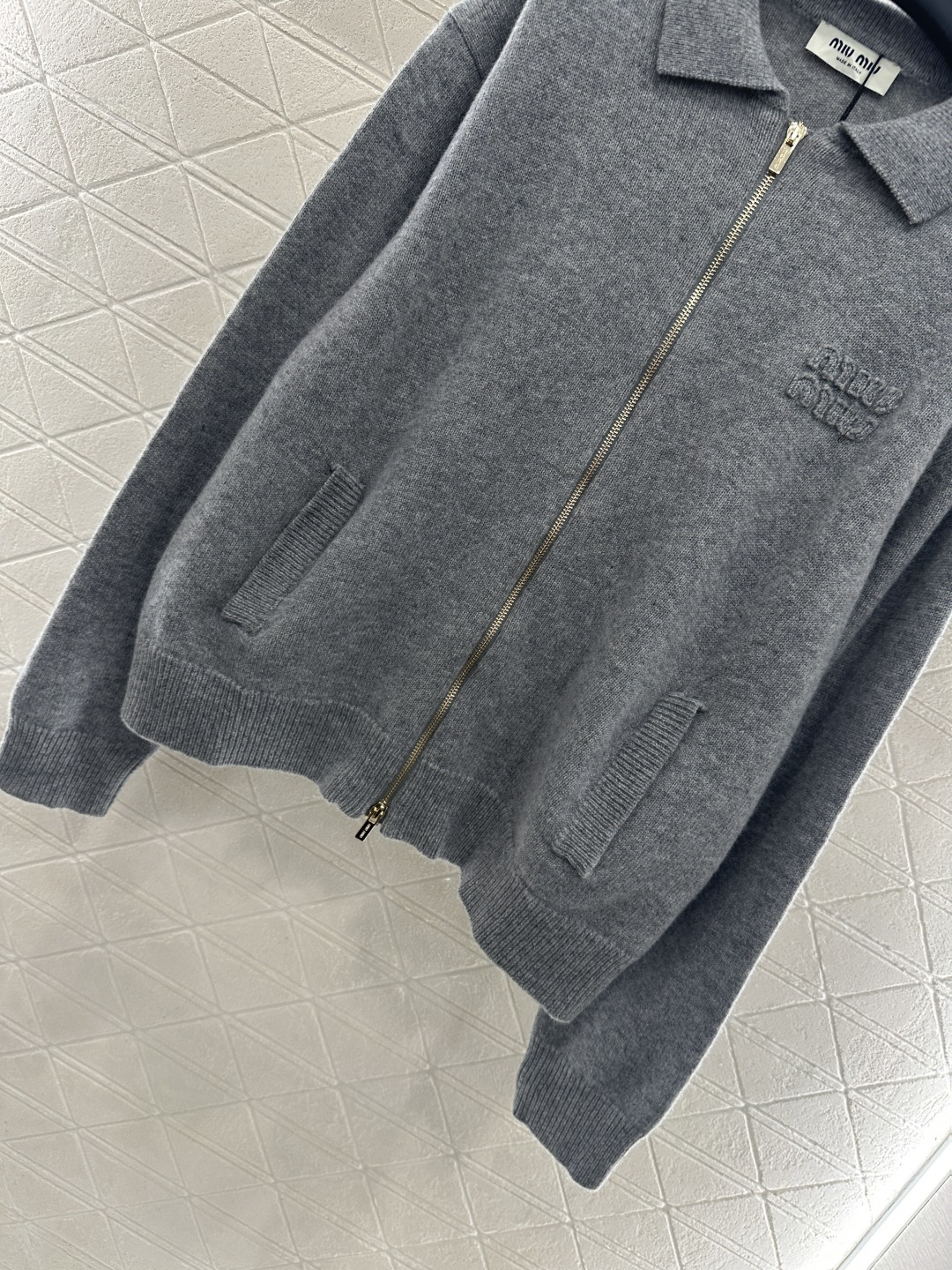 ♥Miumi*♥2025新品上架 翻领针织开衫定制YB羊绒羊毛纱线织造，细腻柔软，弹力十足 ，精致翻领拉