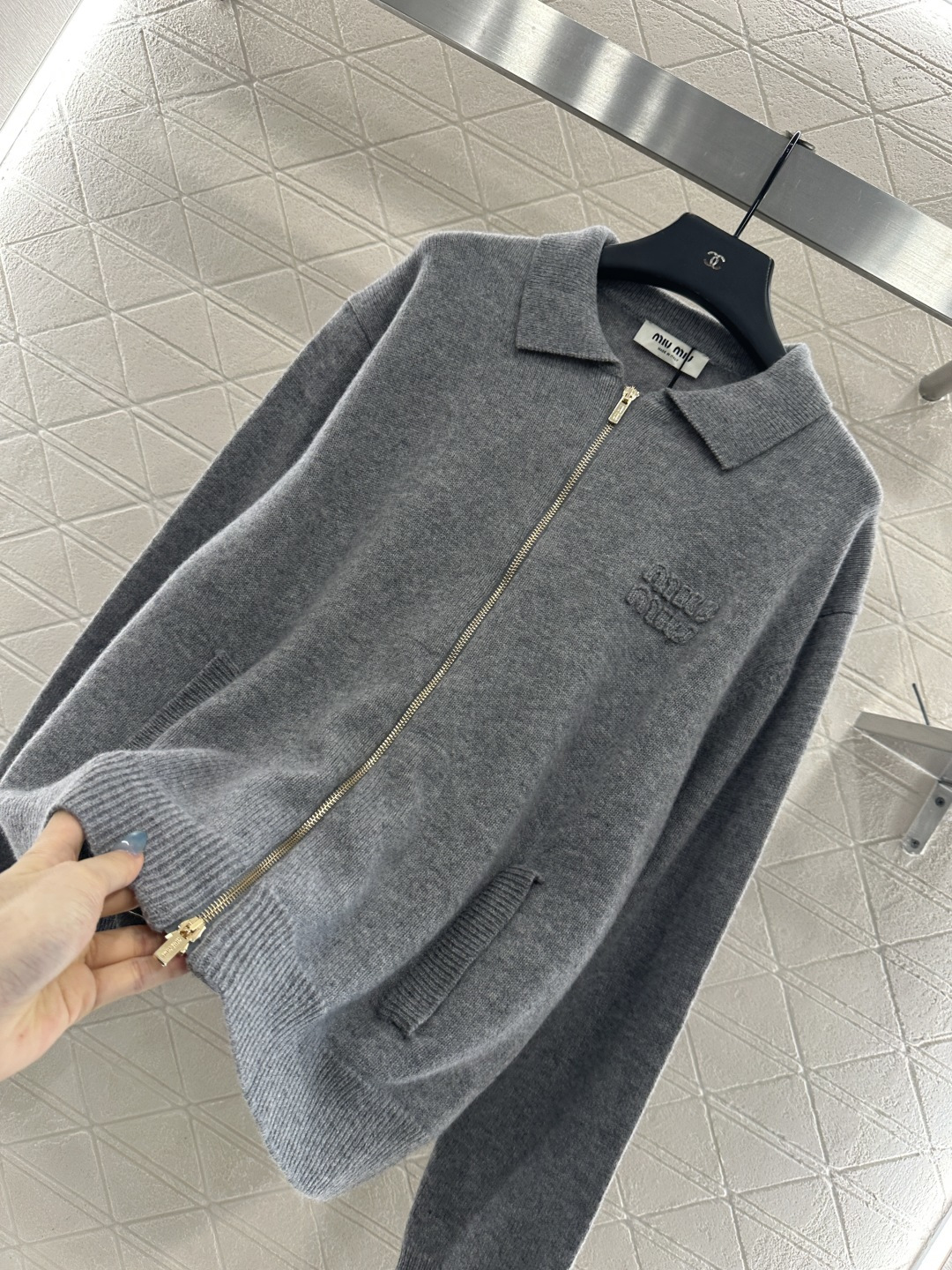 ♥Miumi*♥2025新品上架 翻领针织开衫定制YB羊绒羊毛纱线织造，细腻柔软，弹力十足 ，精致翻领拉