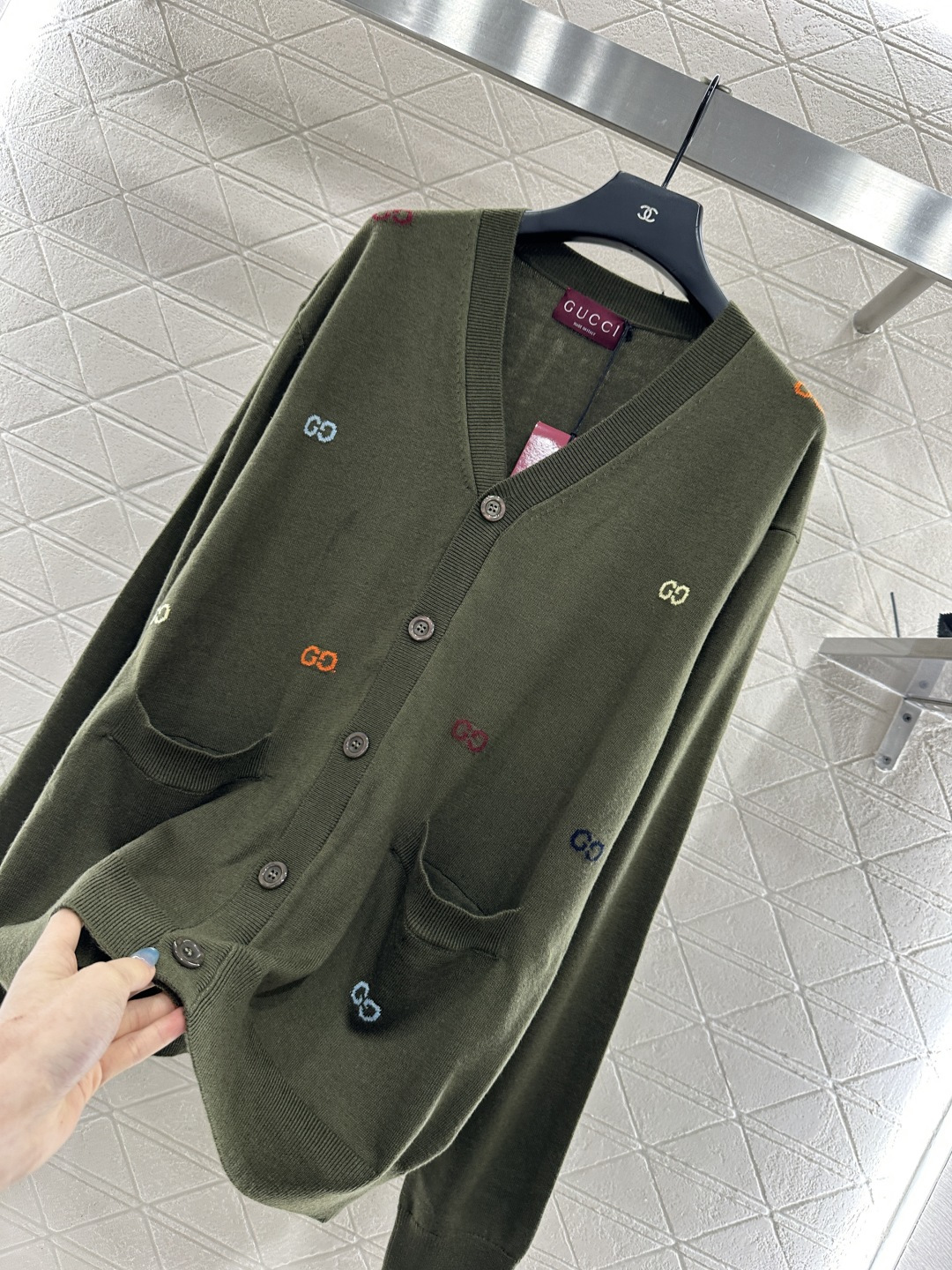 ♥Gucc*♥2025新品上架廓形提花字母口袋针织开衫定制YB羊毛纱线织造，质感高级，舒适柔软，V领针织