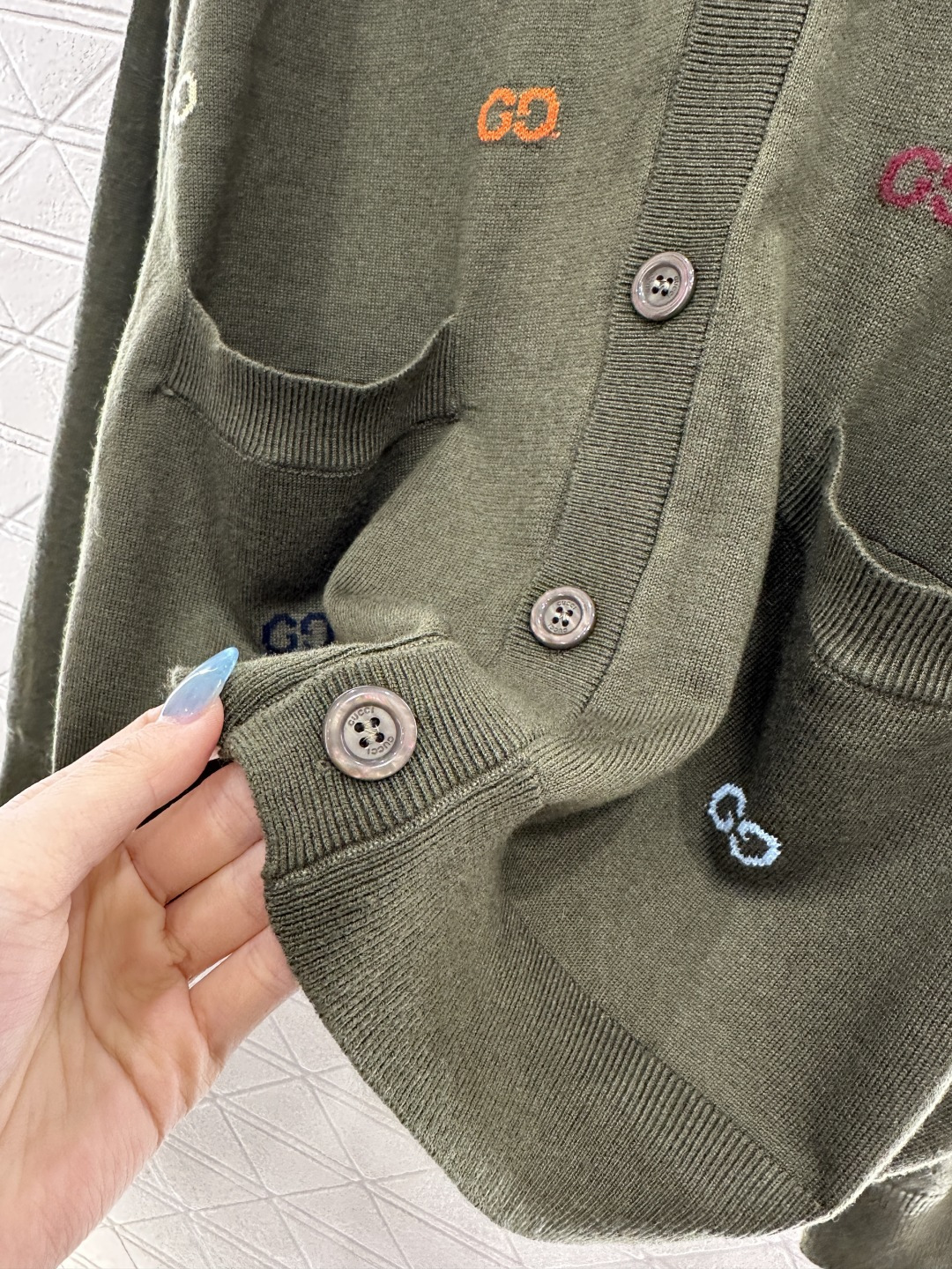 ♥Gucc*♥2025新品上架廓形提花字母口袋针织开衫定制YB羊毛纱线织造，质感高级，舒适柔软，V领针织