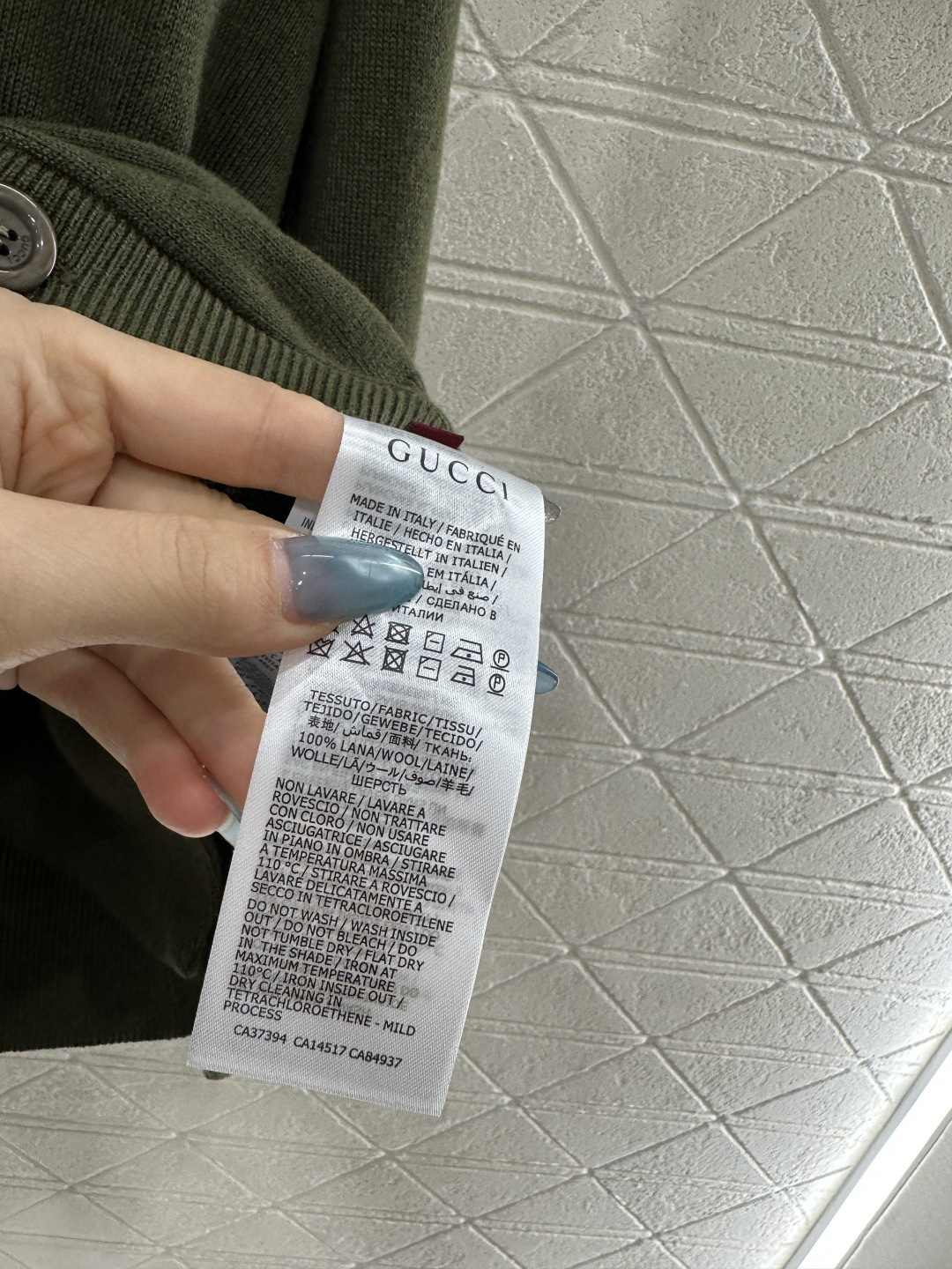 ♥Gucc*♥2025新品上架廓形提花字母口袋针织开衫定制YB羊毛纱线织造，质感高级，舒适柔软，V领针织