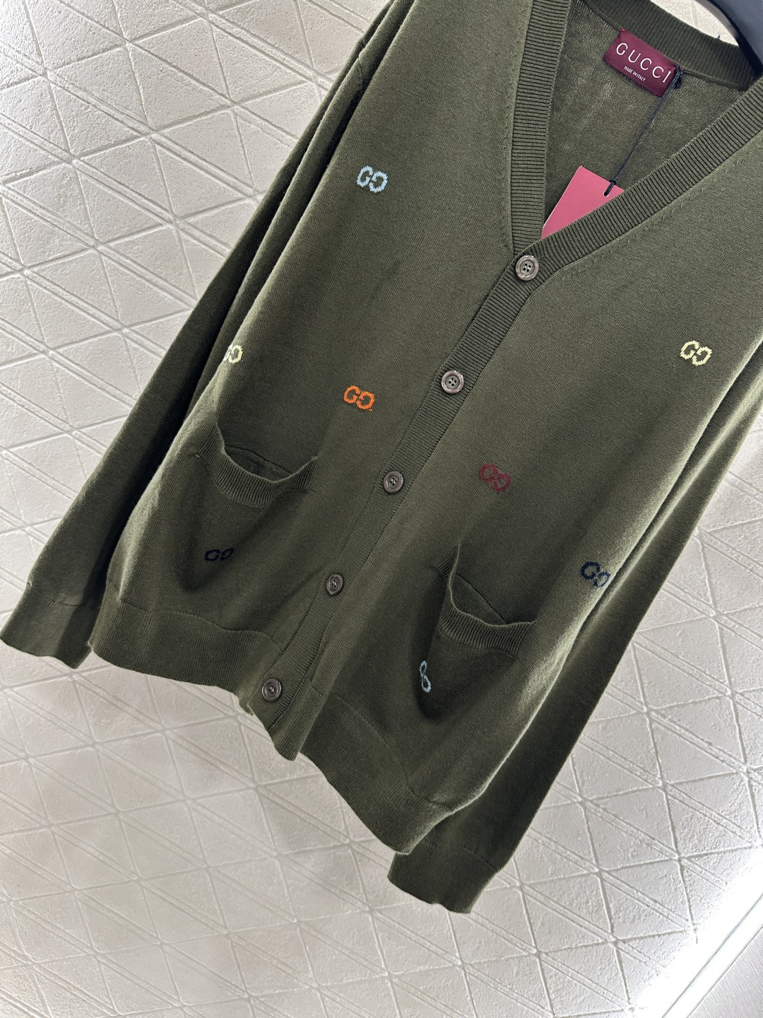 ♥Gucc*♥2025新品上架廓形提花字母口袋针织开衫定制YB羊毛纱线织造，质感高级，舒适柔软，V领针织