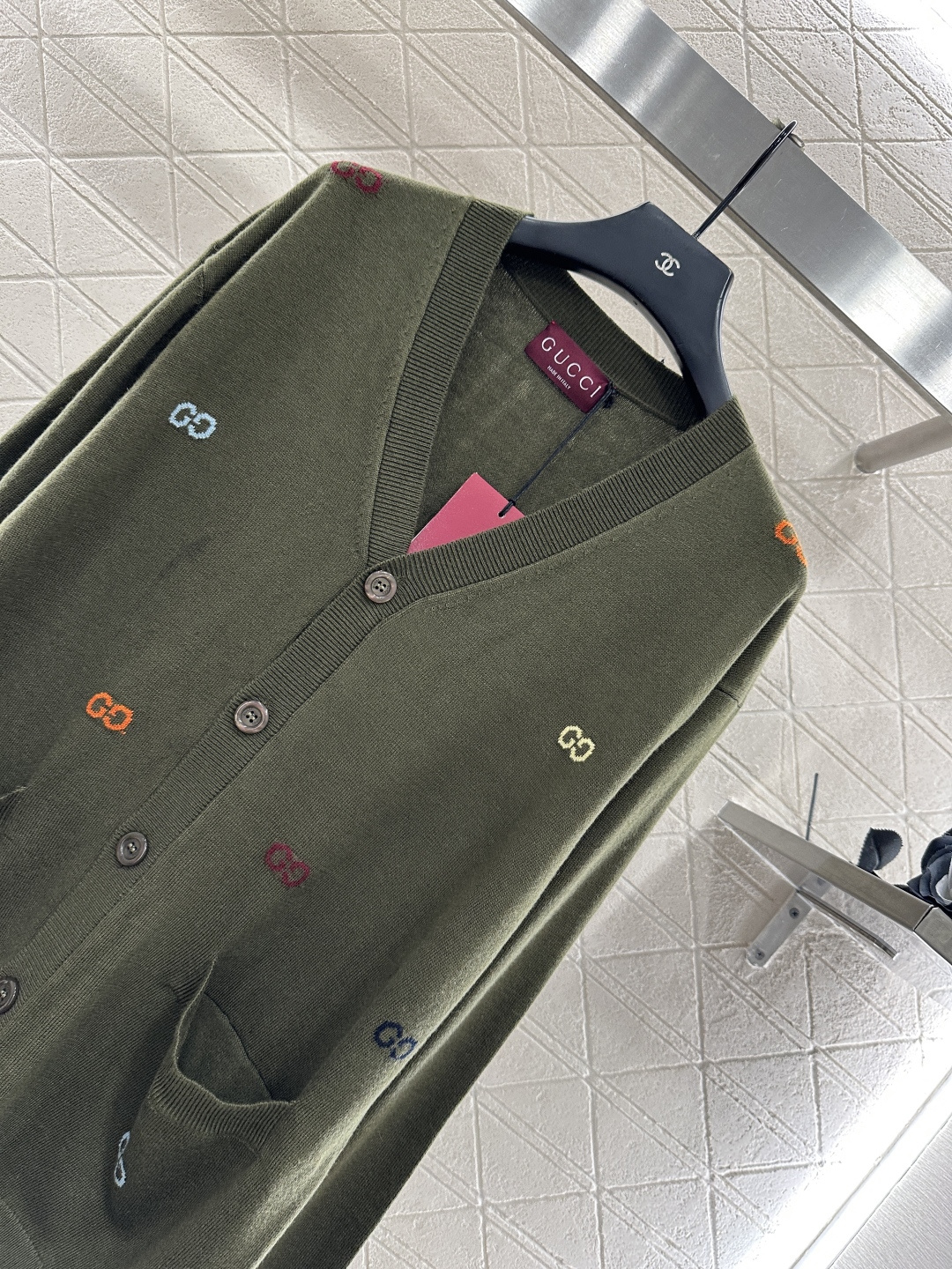 ♥Gucc*♥2025新品上架廓形提花字母口袋针织开衫定制YB羊毛纱线织造，质感高级，舒适柔软，V领针织