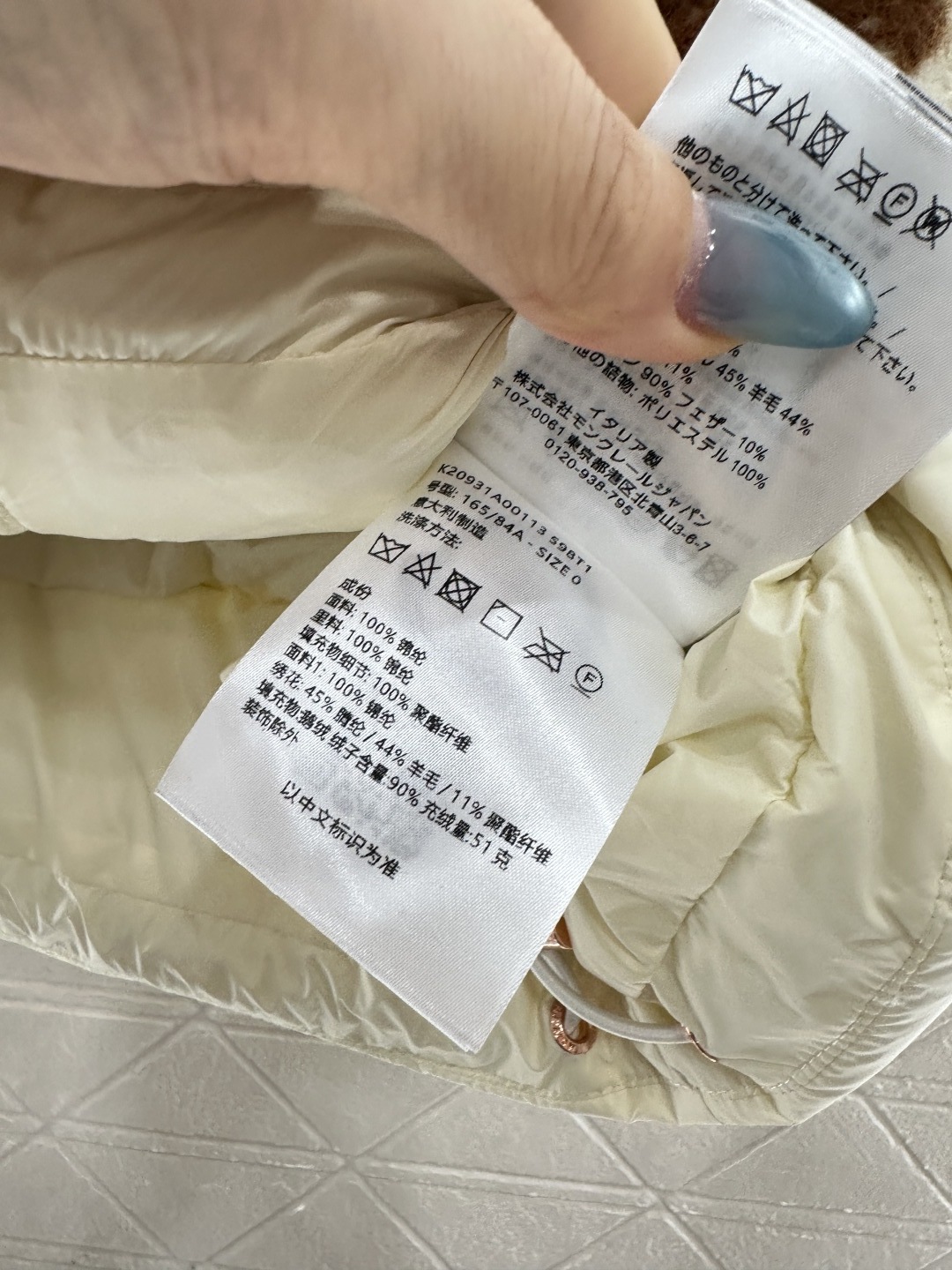 ♥Moncle♥2025新品上架 菱格绣花拼接羽绒马甲肩膀胸口上层饰以针织毛绒绣花材质,以红粉菱格图案装