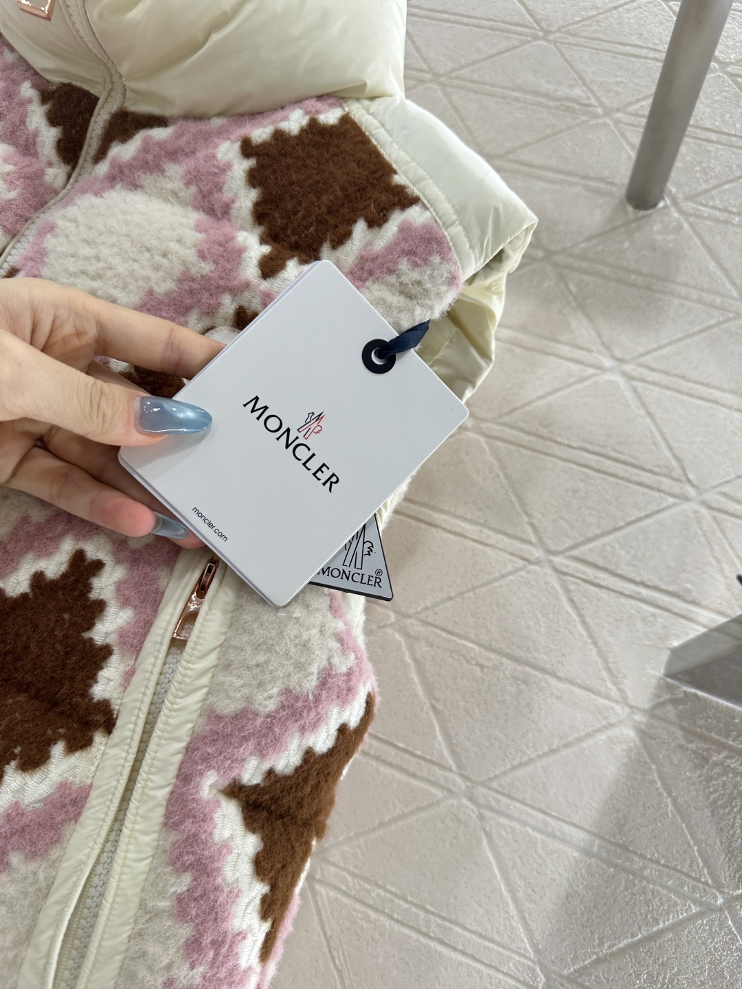 ♥Moncle♥2025新品上架 菱格绣花拼接羽绒马甲肩膀胸口上层饰以针织毛绒绣花材质,以红粉菱格图案装