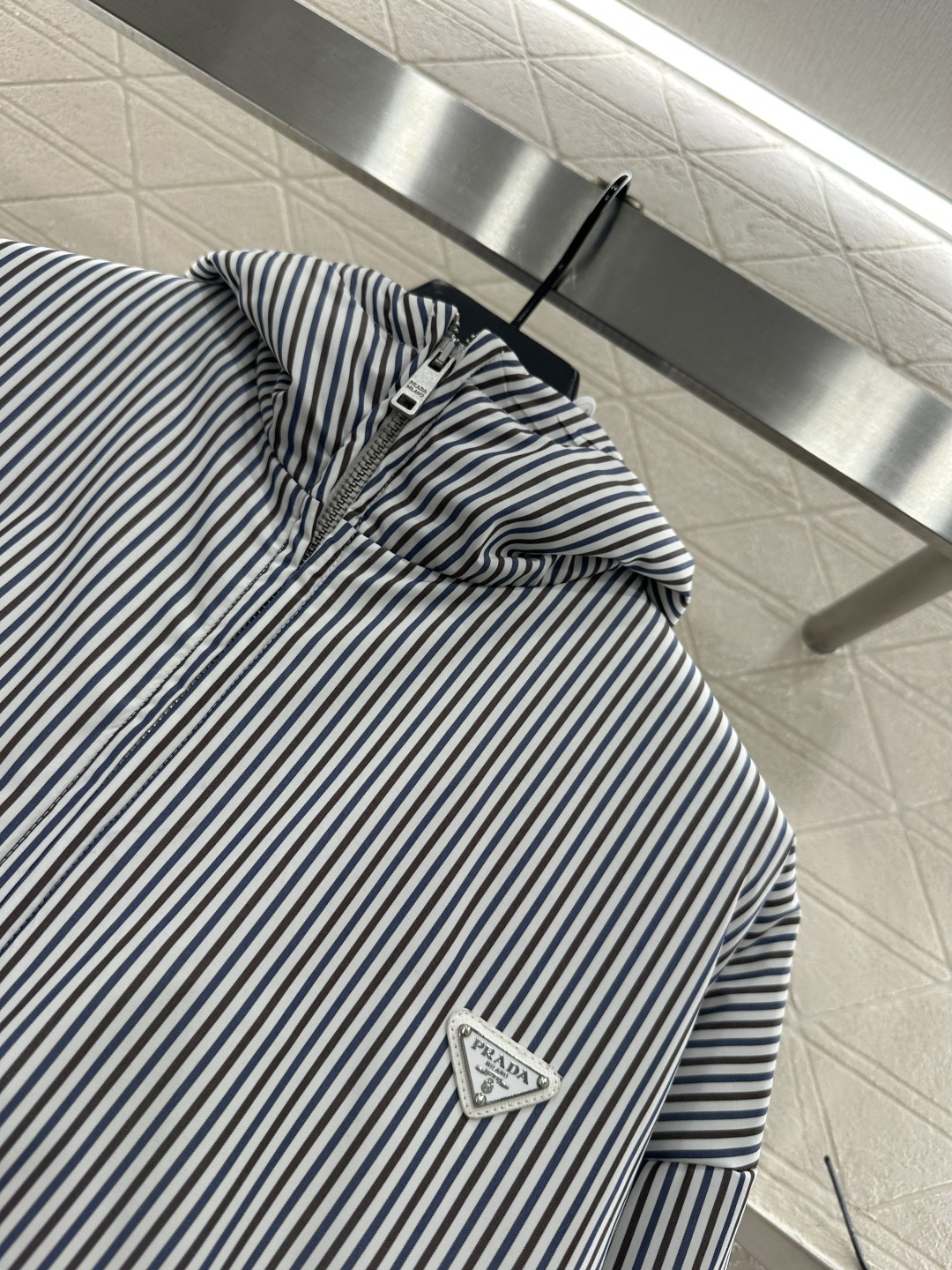 ♥Prad*♥2025新品上架 连帽条纹棉服外套定制YB防风防水尼龙材质，连帽拉链外套版型，成衣内里衔棉