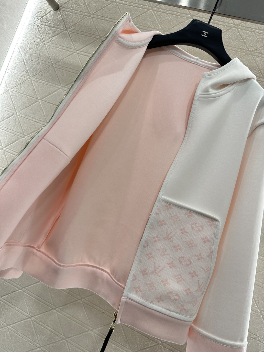 ♥Louis vuitto*♥2025新品上架 连帽提花外套长裤套装定制YB进口棉纶混纺材质，复合工艺处