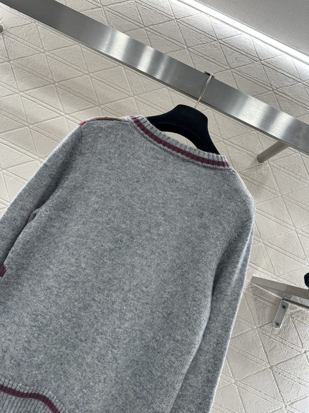 ♥Louis vuitto*♥2025新品上架 菱格刺绣针织套头毛衣定制YB羊毛纱线织造，质感细腻，穿搭