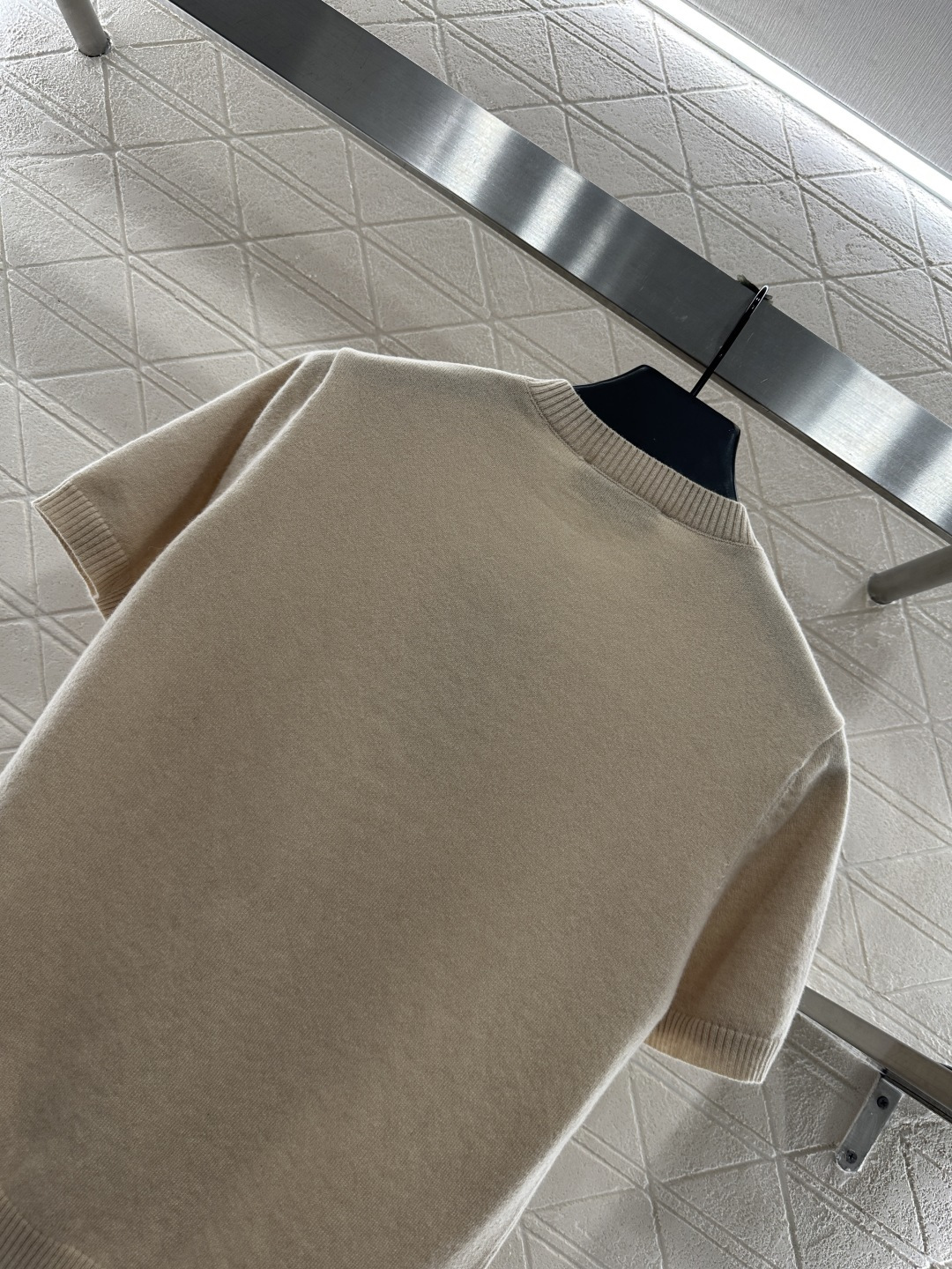 ♥Miumi*♥2025新品上架 纽扣半开襟针织短袖定制YB羊毛纱线织造，质感高级，舒适柔软，圆领针织短