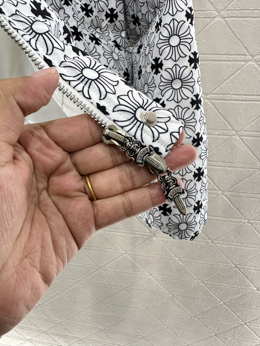 ♥Chrome heart*♥2025新品上架 十字架印花棉服定制YB防风防水尼龙材质，羽绒棉填充内里，