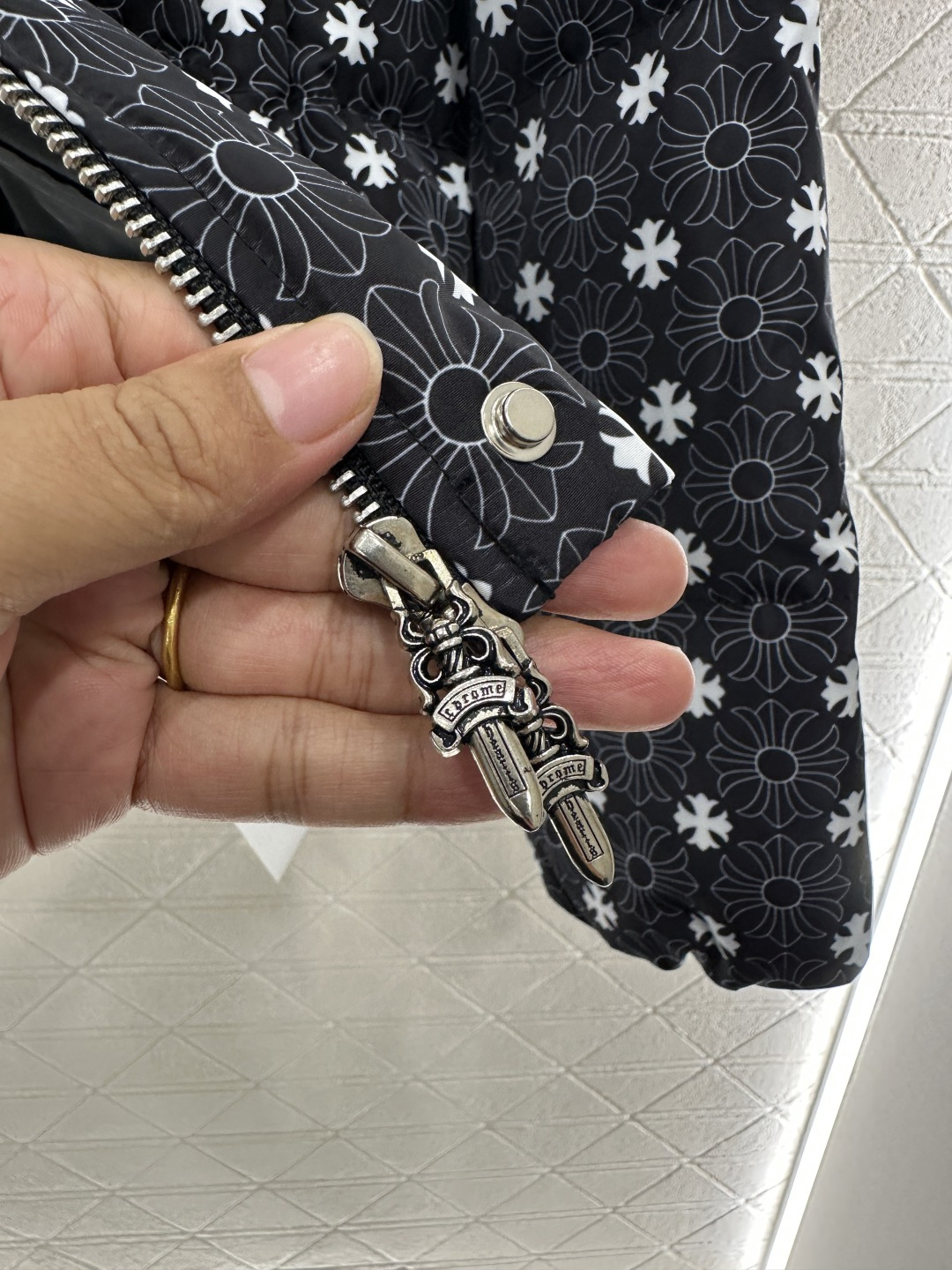 ♥Chrome heart*♥2025新品上架 十字架印花棉服定制YB防风防水尼龙材质，羽绒棉填充内里，