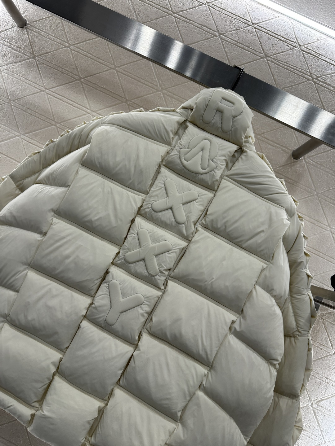 ♥Moncle*♥2025新品上架 长方压纹立领羽绒服定制YB进口再生尼龙材质，白鹅绒填充内里，整件轻盈