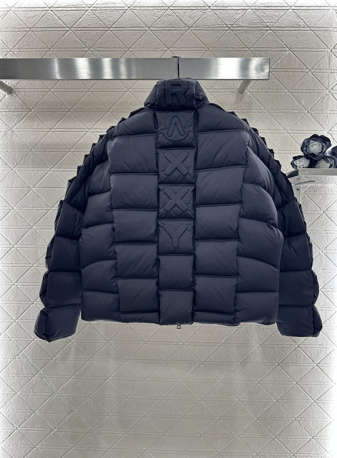 ♥Moncle*♥2025新品上架 长方压纹立领羽绒服定制YB进口再生尼龙材质，白鹅绒填充内里，整件轻盈