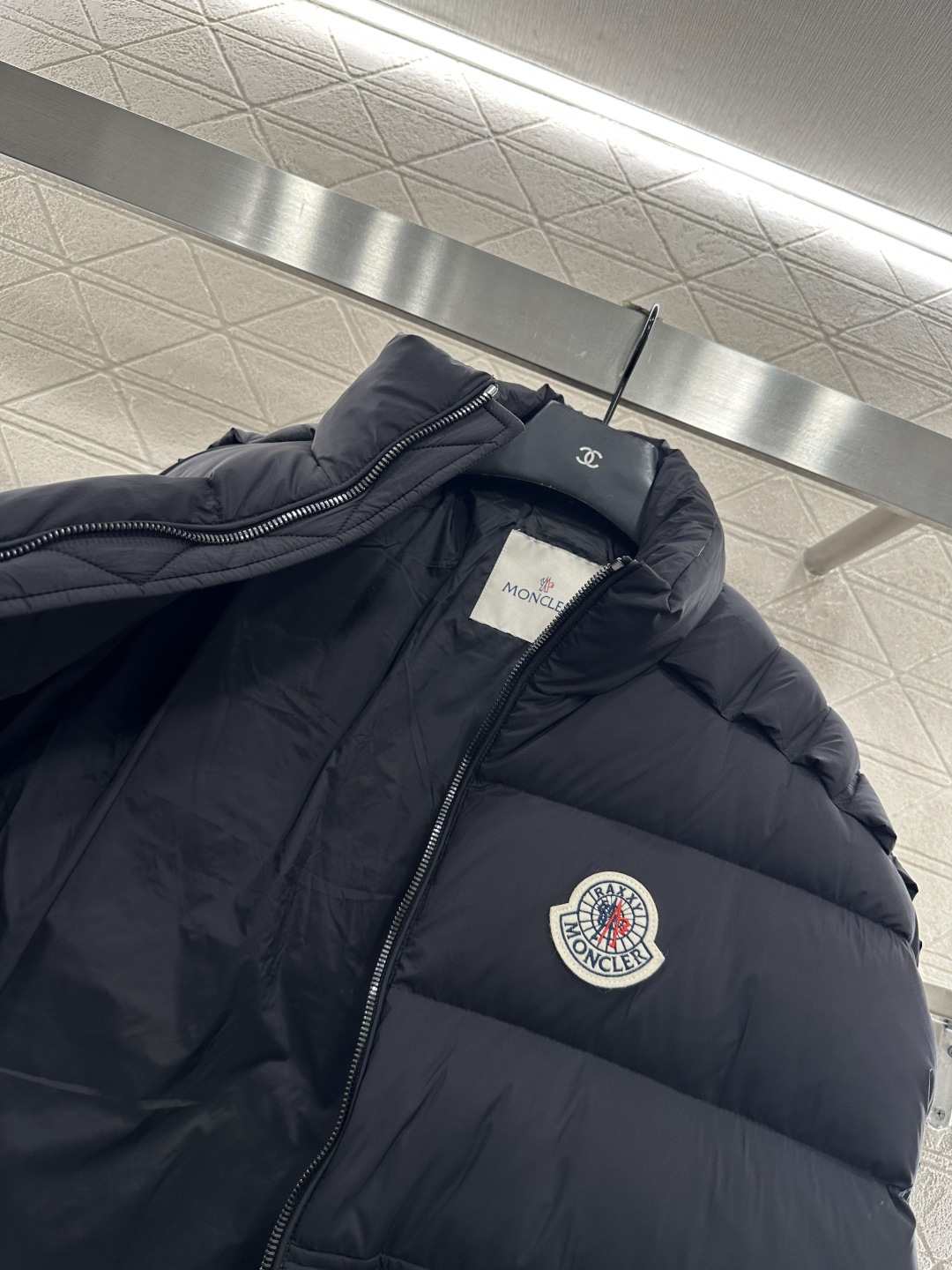 ♥Moncle*♥2025新品上架 长方压纹立领羽绒服定制YB进口再生尼龙材质，白鹅绒填充内里，整件轻盈