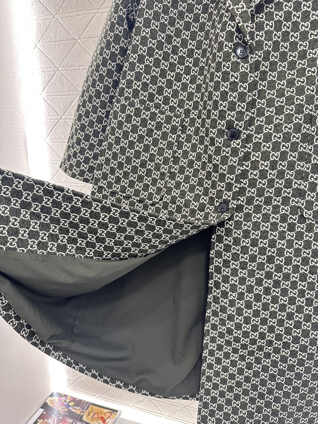 ♥Gucc*♥2025新品上架 翻领提花长款大衣外套定制YB进口羊毛提花材质,成衣质感品相绝佳,长款翻领