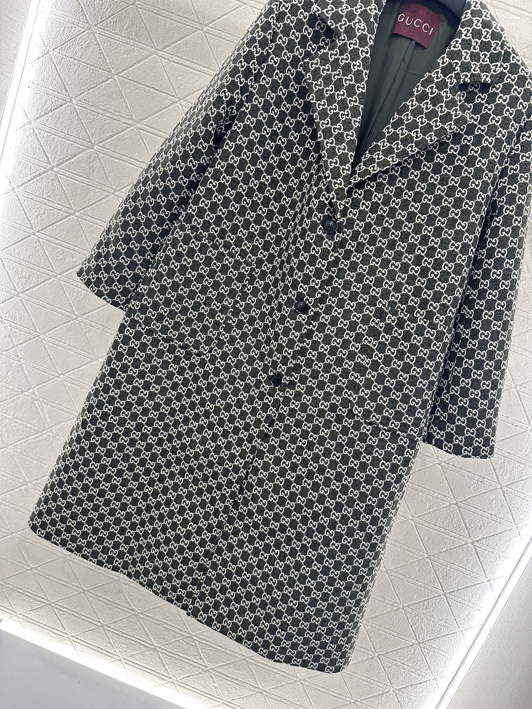 ♥Gucc*♥2025新品上架 翻领提花长款大衣外套定制YB进口羊毛提花材质,成衣质感品相绝佳,长款翻领