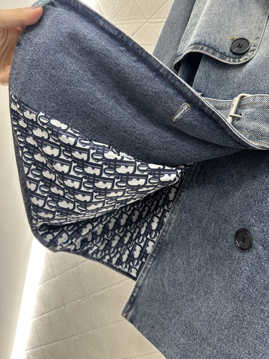 ♥Dio*♥2025新品上架 印花牛仔中长款外套定制YB斜纹棉牛仔材质，挺括有型，酵素水洗，呈现渐变磨白