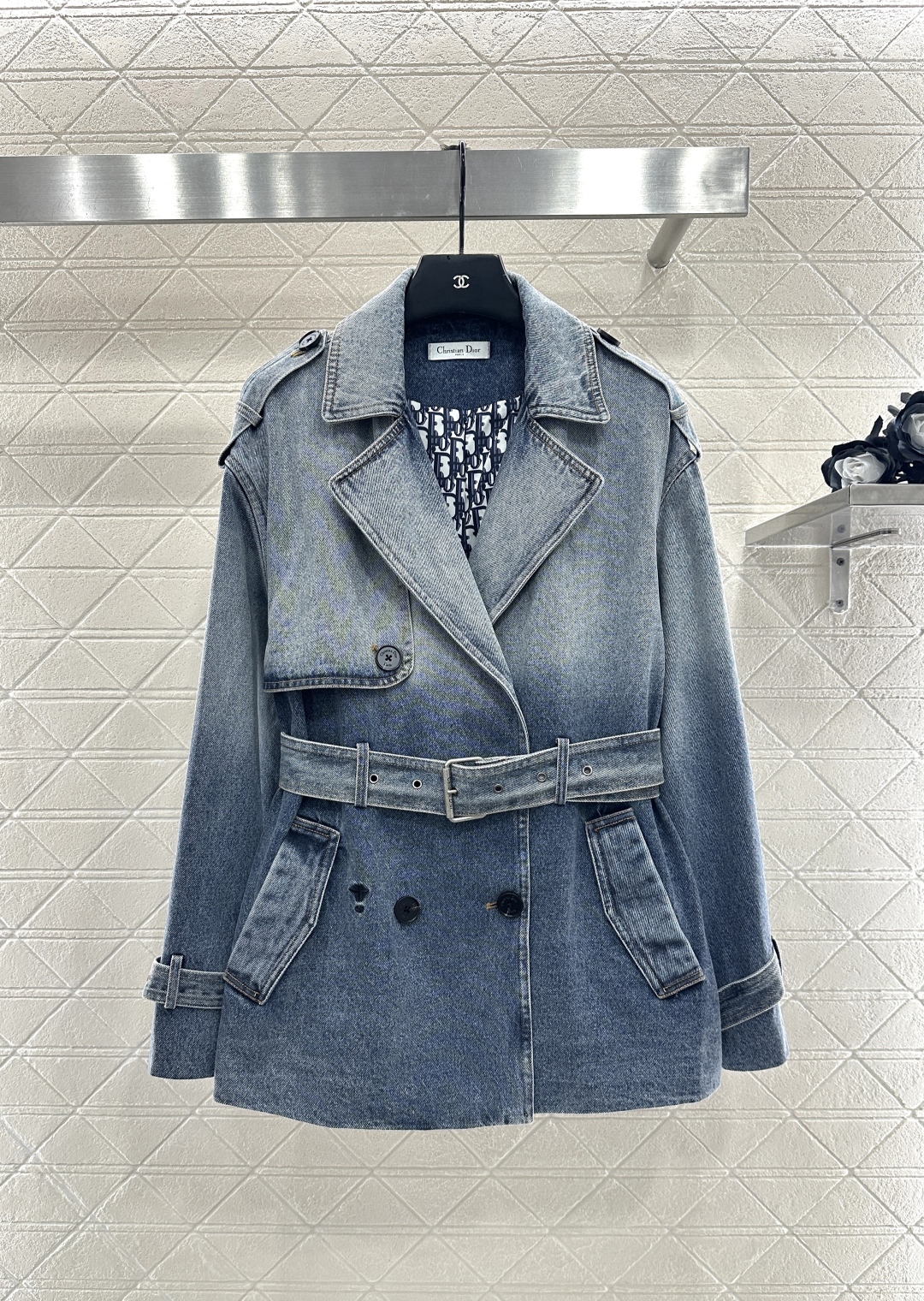 ♥Dio*♥2025新品上架 印花牛仔中长款外套定制YB斜纹棉牛仔材质，挺括有型，酵素水洗，呈现渐变磨白