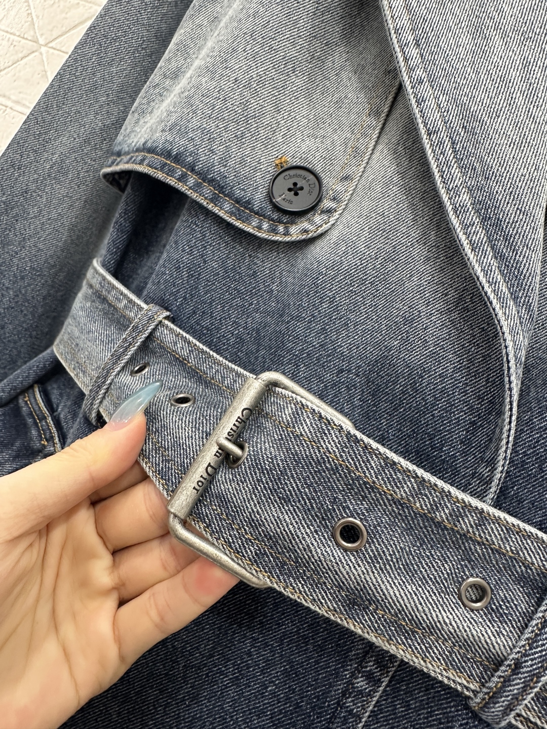 ♥Dio*♥2025新品上架 印花牛仔中长款外套定制YB斜纹棉牛仔材质，挺括有型，酵素水洗，呈现渐变磨白