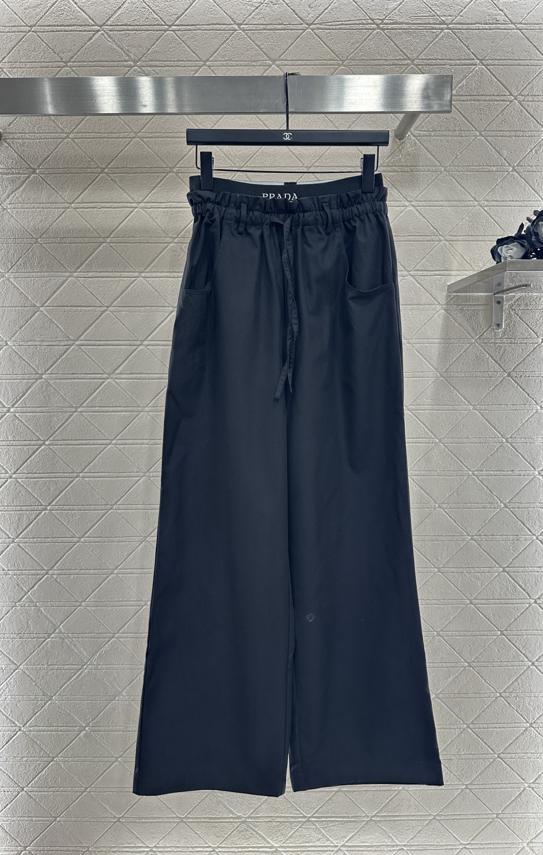 ♥Prad*♥2025新品上架 拼接撞色织带阔腿长裤定制YB斜纹全棉材质，质感光泽，垂顺舒适，阔腿抽绳工