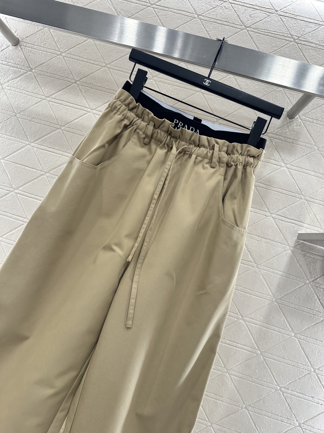 ♥Prad*♥2025新品上架 拼接撞色织带阔腿长裤定制YB斜纹全棉材质,质感光泽,垂顺舒适,阔腿抽绳工